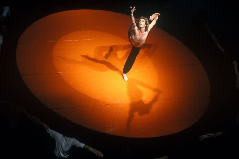 El bailarín argentino Jorge Donn en su consagratorio Boléro coreografiado por Maurice Béjart, en Los unos y los otros, de Claude Lelouch