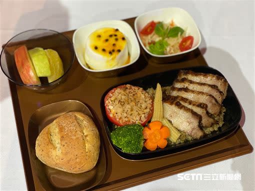 星宇航空機上餐點攜手「Longtail」、胡同燒肉、復興空廚三方合作。（圖／記者馮珮汶攝）