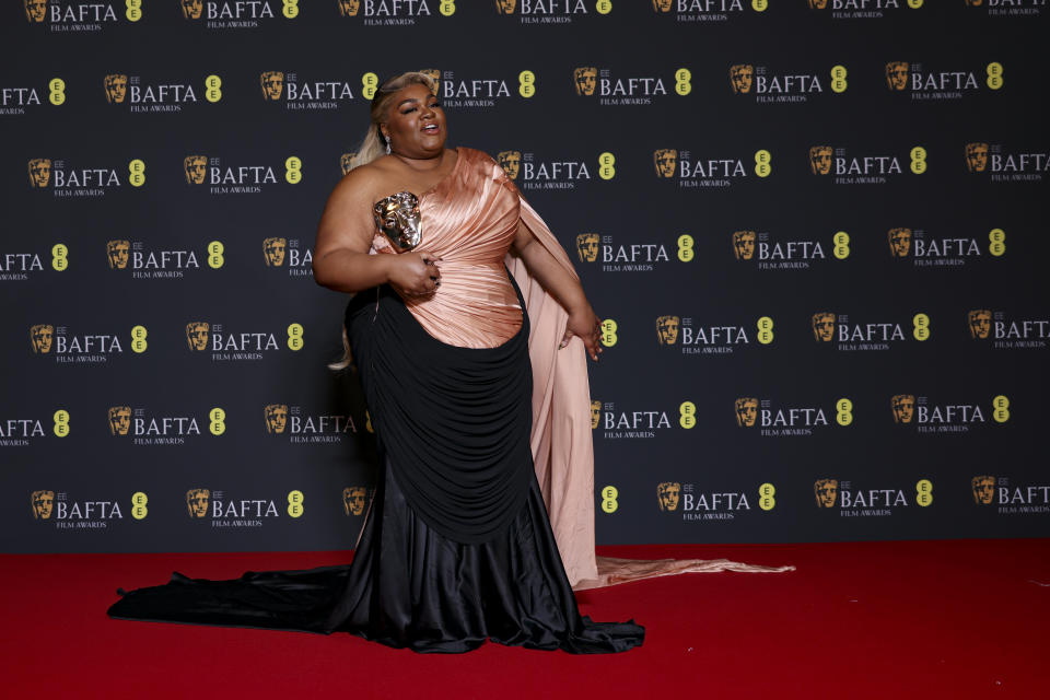 Da'Vine Joy Randolph, ganadora del premio a mejor actriz de reparto por 'The Holdovers', posa en la 77a entrega de los Premios de la Academia Británica de Cine (BAFTA) en Londres el domingo 18 de febrero de 2024. (Foto Vianney Le Caer/Invision/AP)