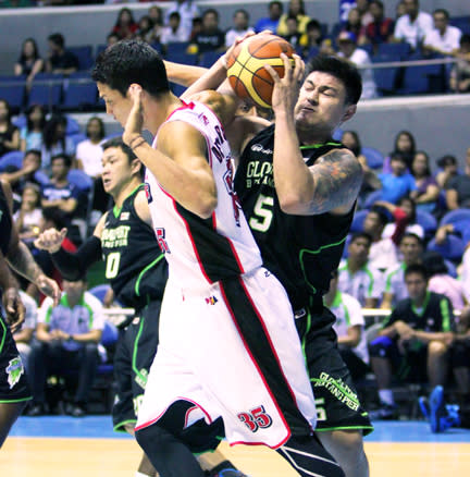 Tony Dela Cruz and Jondan Salvador fight for the ball. (Nuki Sabio/PBA Images)