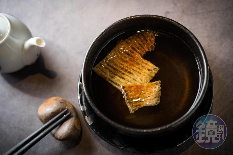 「鮫鰈鰭翅骨湯注」先把鮫鰈的魚鰭烤酥後，沖入柴魚高湯，味道清甜，帶有煙燻和柚子的香氣。