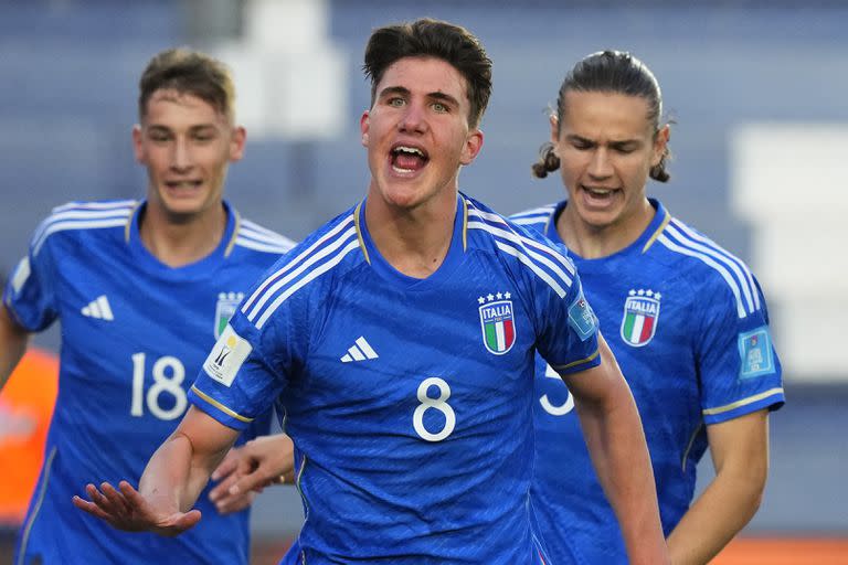 Cesare Casadei festeja su gol ante Colombia; el mediocampista de Chelsea es el máximo anotador de lo que va del Mundial Sub 20