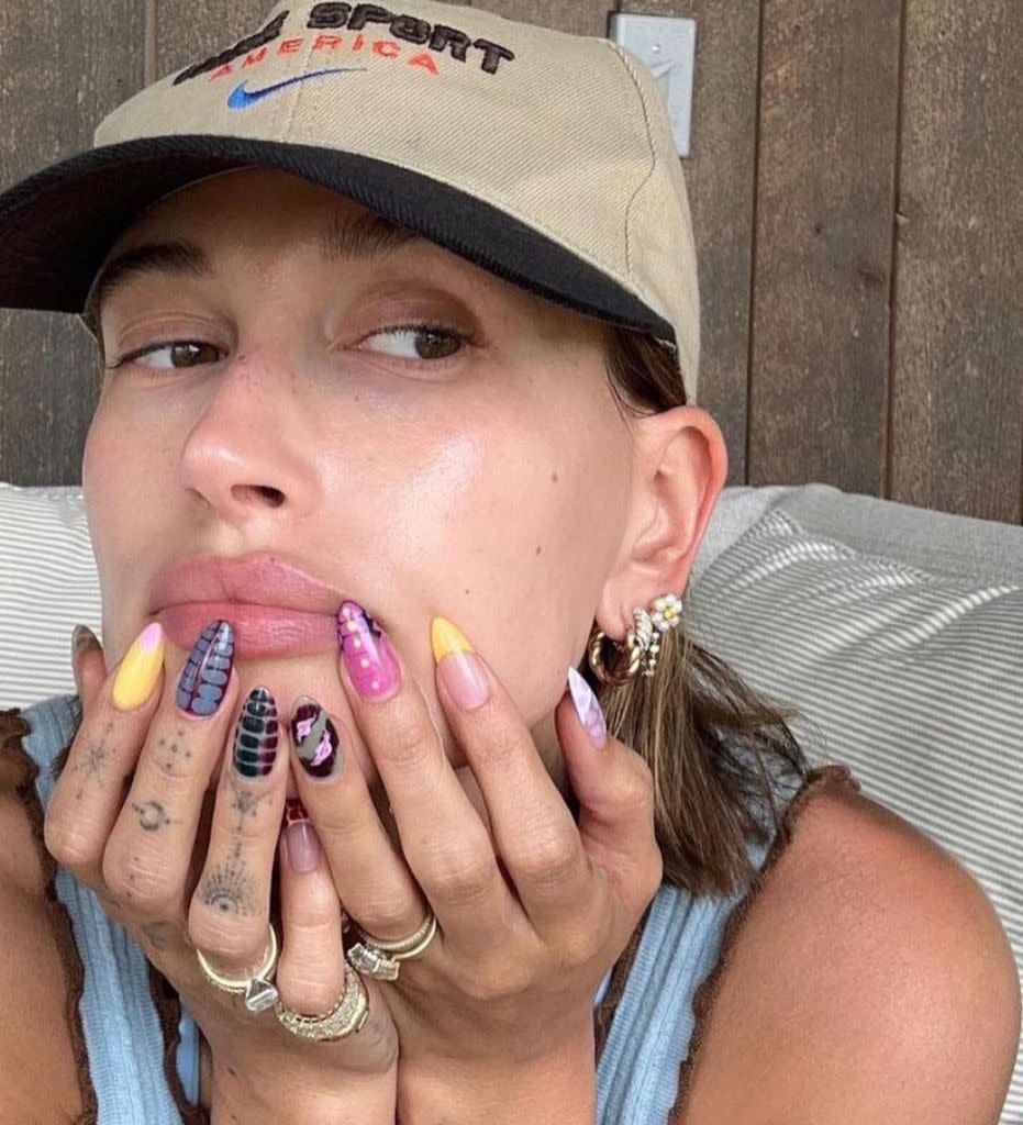 Hailey Bieber pendientes Wilhelmina Garcia