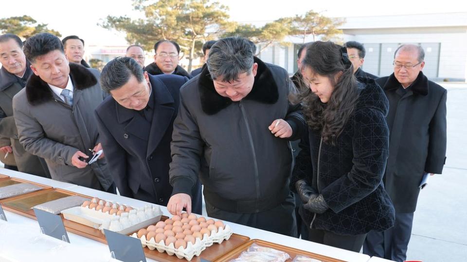 金正恩（中）與女兒金主愛（右）在黃海北道黃州郡光川養雞廠查看工廠出品的雞蛋（朝中社發放圖片7/1/2024）