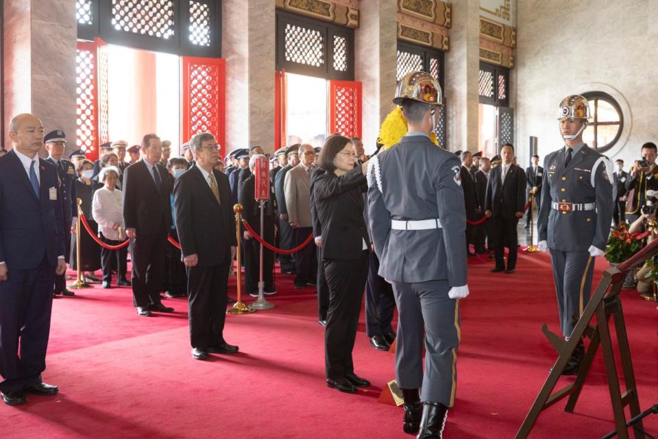 韓國瑜（左）到忠烈祠與蔡英文、陳建仁等官員出席春祭。（總統府提供）