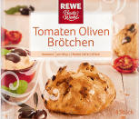 <p><strong>13. September 2018:</strong> Die Firma Panificio Italiano Veritas GmbH, München, ruft nachfolgende Produkt zurück: <strong>REWE Beste Wahl Tomaten Oliven Brötchen (400 g)</strong>, <strong>Mindesthaltbarkeitsdatum: 30.10.2018</strong>, <strong>EAN: 4388844232785</strong>.<br>Es kann nicht ausgeschlossen werden, dass sich in den Brötchen transparente Glassplitter befinden.<br>Aufgrund der Verletzungsgefahr wird vom Verzehr dringend abgeraten.<br>Kunden, die den entsprechenden Artikel gekauft haben, können diesen gegen Erstattung des Kaufpreises ohne Vorlage des Kassenbons in allen Rewe-Filialen zurückgeben.<br>Für Verbraucheranfragen: Tel: 089 7670 2890, E-Mail: panificio-italiano@veritas-gmbh.de. </p>