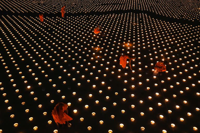 Vista aérea que muestra a los monjes budistas encendiendo velas para conmemorar el Día de Visakha Bucha o el Día de Vesak, en el templo budista Wat Dhammakaya. en las afueras de Bangkok