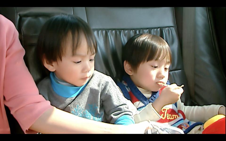 小小彬（左）與迷你彬拍大愛劇《警察先生》時分別是7歲跟5歲。大愛提供