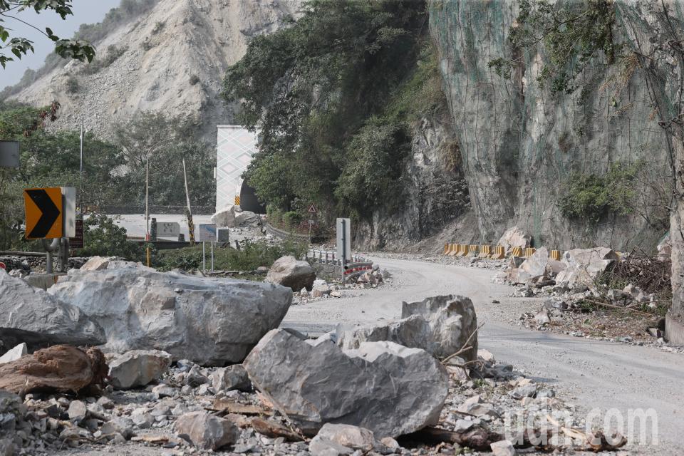 地震後的蘇花公路落石不斷。記者劉學聖／攝影