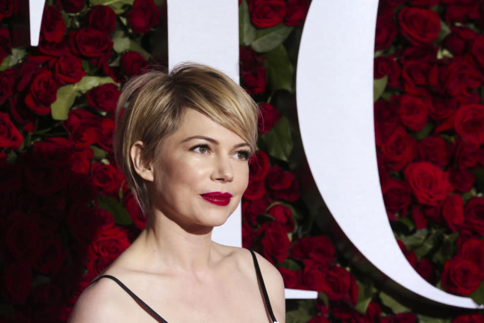 Michelle Williams, fidèle à son style, oscille entre un blond clair et un brun. Avec sa coupe garçonne, c’est du plus bel effet. 