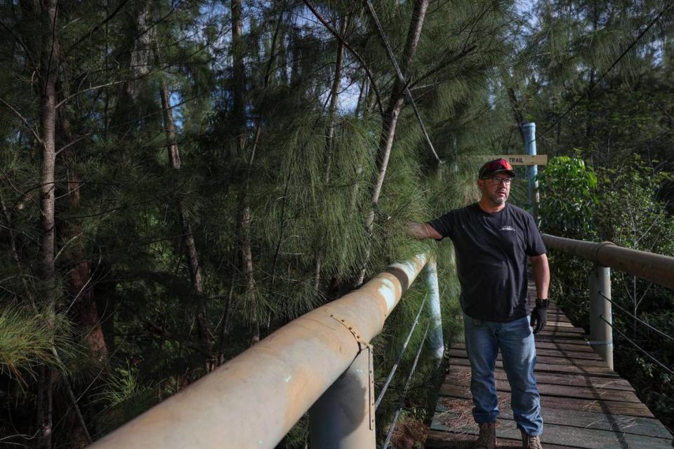 Tony Suárez, administrador de terrenos de los senderos, muestra las rutas elevadas para bicicletas de montaña en el Amelia Earhart Park en Hialeah, el 21 de diciembre de 2022.