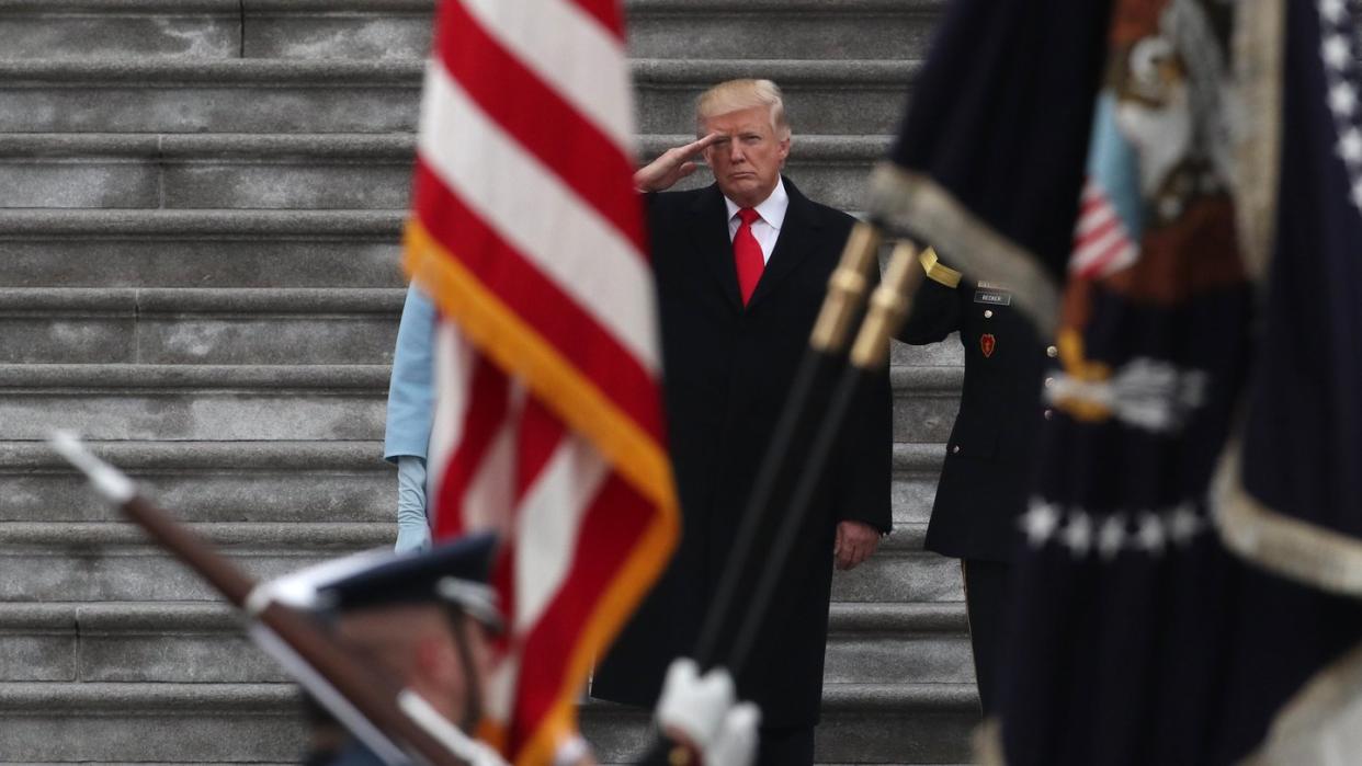 Vor dem Kapitol in Washington salutiert US-Präsident Trump während seiner Amtseinführung einer Ehrengarde. Foto. Gary Hershorn/ZUMA Wire