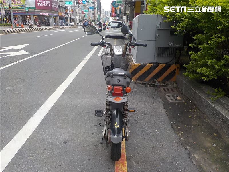 婦人騎電動車與大貨車發生擦撞，不幸慘死輪下。（圖／翻攝畫面）