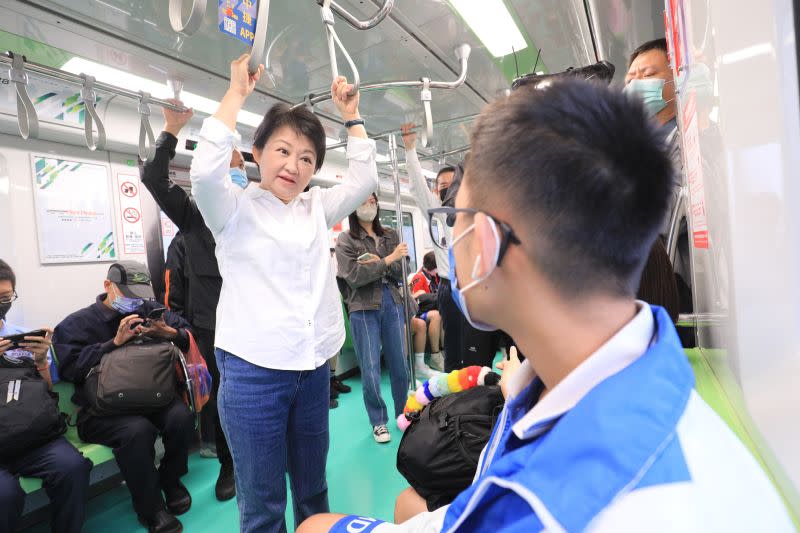 ▲盧秀燕在車廂裡和學生聊天，了解使用捷運的心得。（圖／台中市政府提供，2023.04.25）