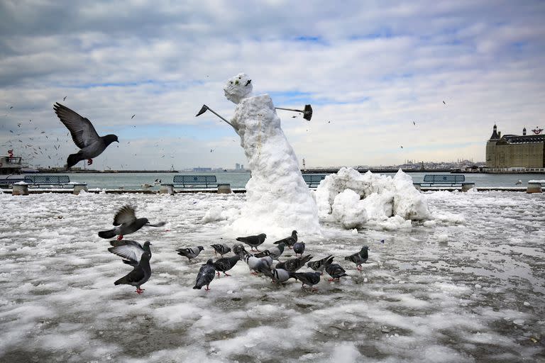 Un muñeco de nieve en una carretera cubierta de nieve después de una fuerte nevada en Estambul, Turquía,