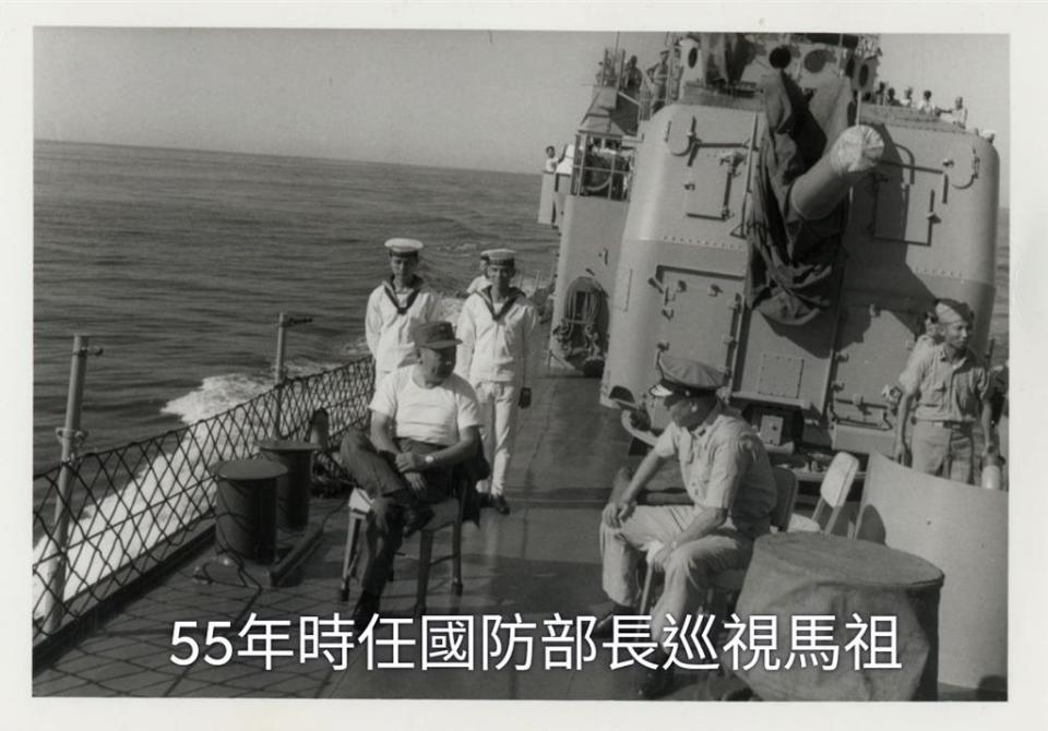 55年，蔣經國擔任國防部長視導馬祖。李文忠提供