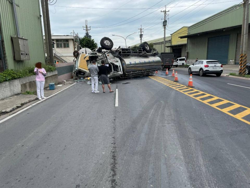 槽車和水泥預拌車猛烈擦撞，槽車橫躺在路中央。民眾提供