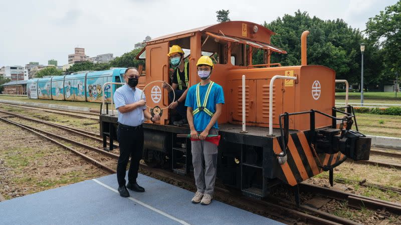 ▲號誌員交接電氣路牌給高雄市副市長史哲，以火車鳴笛象徵北號誌樓重生。（圖／高市府文化局提供）