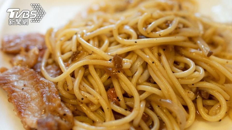 鐵板麵是洪永祥心目中所有早餐中最傷腎的食物。（示意圖／shutterstock達志影像）