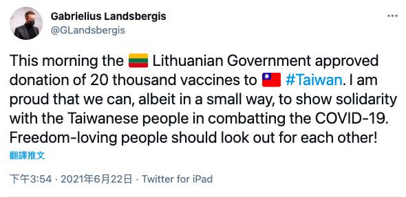 ▲立陶宛外交部長宣布，捐贈台灣2萬劑AZ疫苗時。（圖／翻攝自Twitter）
