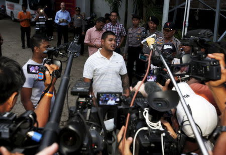 Michael Chan (C), brother of Australian death-row prisoner Andrew Chan, talks to reporters at Wijayapura port in Cilacap, Central Java province, Indonesia, April 27, 2015. REUTERS/Beawiharta