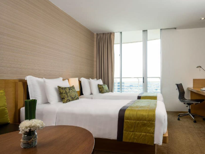 JC凱文飯店：酒店每房的客房設有陽台和落地玻璃窗，可欣賞曼谷市全景。