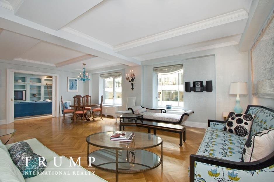 The&nbsp;corner living room lets in lots of natural light. (Photo: <a href="https://streeteasy.com/blog/ivanka-trumps-condo-hits-market/" target="_blank">Photo source: Trump International Realty New York via StreetEasy listing</a>)