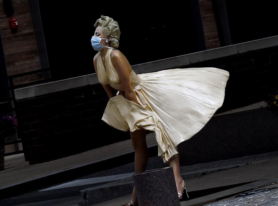 The "Forever Marilyn" statue by Seward Johnson at National Harbor in Maryland wears a mask. (Photo: Getty Images)