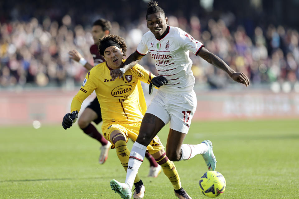 El arquero mexicano Guillermo Ochoa, del Salernitana, forcejea con el portugués Rafael Leao, del Milan, durante el partido de la Serie A disputado el miércoles 4 de enero de 2023 en Salerno (Alessandro Garofalo/LaPresse via AP)