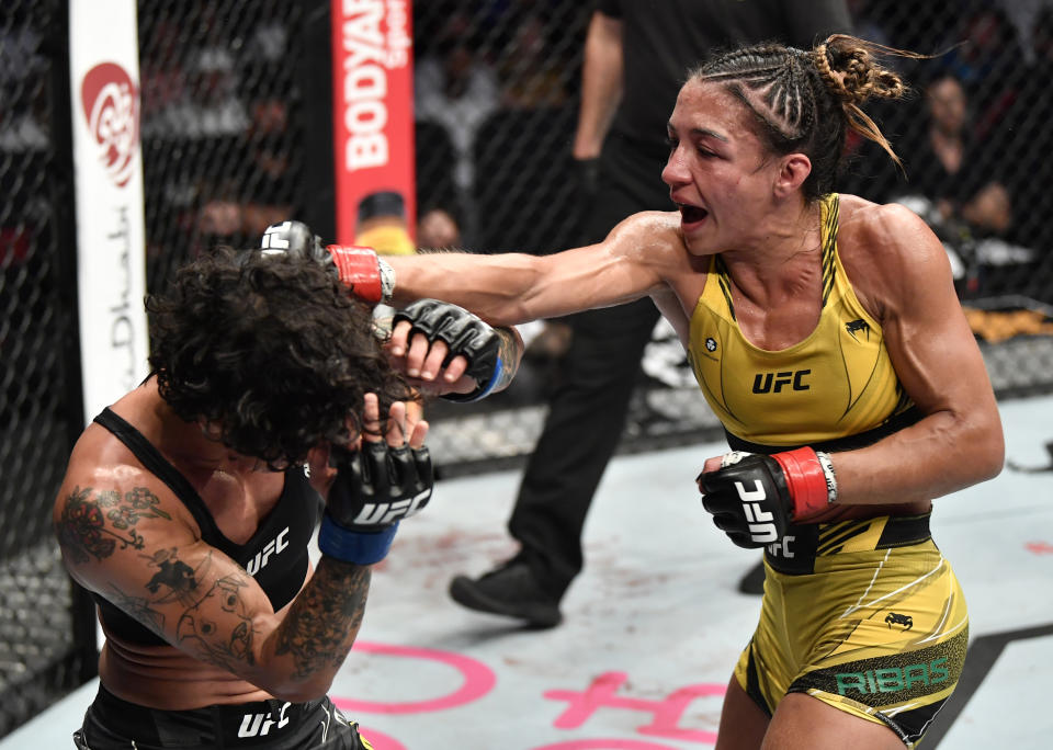 أبوظبي ، الإمارات العربية المتحدة - 30 أكتوبر: (RL) فازت البرازيلية أماندا ريفاس على فيرنا جانديروفا من البرازيل في قتال خفيف الوزن خلال حدث UFC 267 في الاتحاد أرينا في 30 أكتوبر 2021 في جزيرة ياس ، أبوظبي ، الإمارات العربية المتحدة .  (الصورة: كريس أنغر / زوفا ذ.
