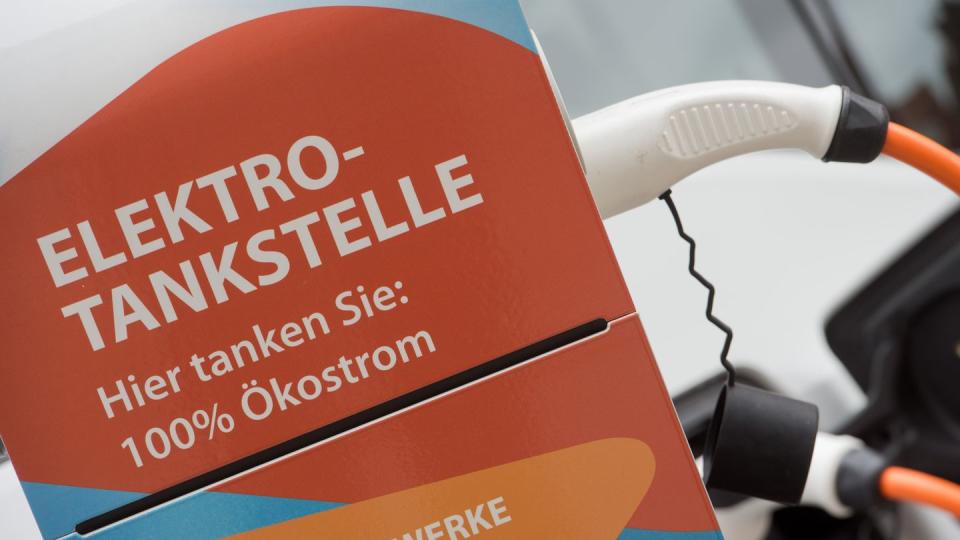 Ein Elektroauto steht an einer E-Ladestation der Stadtwerke Greifswald an einem Parkplatz vor dem Rathaus im Zentrum der Stadt. An der Elektrotankstelle wird 100% Ökostrom verkauft.