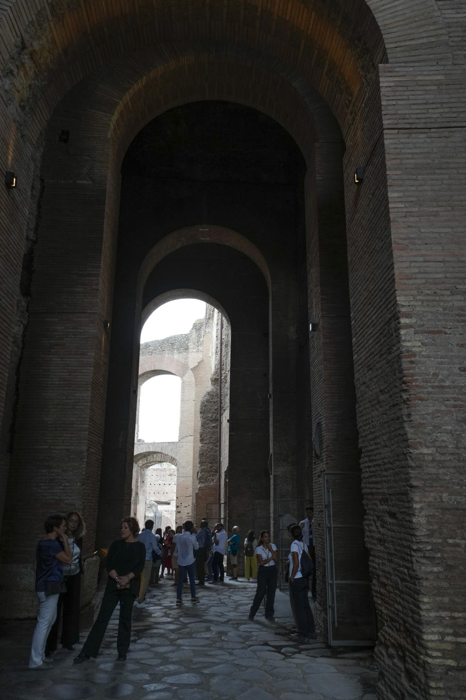 Visitantes admiran la Domus Tiberiana, el palacio imperial recientemente restaurado, durante la presentación a la prensa en la Colina del Palatino, Rima, 20 de setiembre de 2023. El palacio fue abierto al público por primera vez en 50 años el jueves 21 de setiembre de 2023. (AP Foto/Gregorio Borgia)