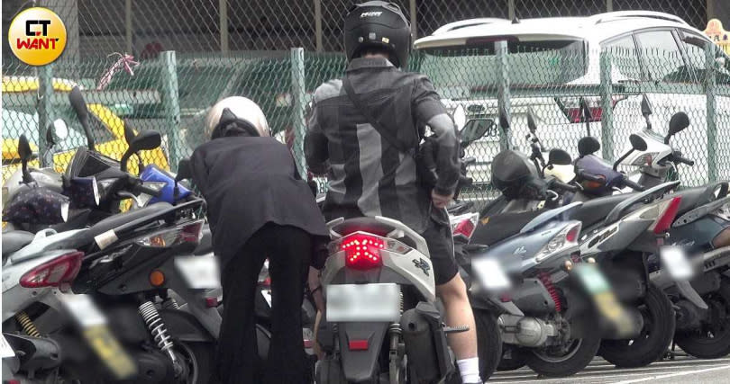 走到商鈞摩托車旁，藤井麻由很順手將機車的腳踏板弄好，看得出經常搭乘。（圖／本刊攝影組）