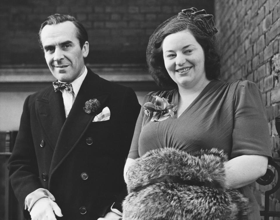 English comic actress Hattie Jacques leaves Kensington Register Office with her new husband, actor John Le Mesurier, London, 1949. (Photo by © Hulton-Deutsch Collection/CORBIS/Corbis via Getty Images)