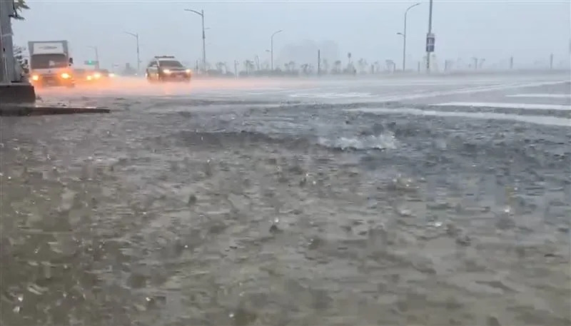 &#x009ad8;&#x0096c4;&#x005e02;&#x006210;&#x00529f;&#x008def;&#x004e8c;&#x006bb5;&#x00ff0c;&#x004f4e;&#x007aaa;&#x005730;&#x005340;&#x005169;&#x005074;&#x007a4d;&#x006c34;&#x003002;&#x00ff08;&#x005716;&#x00ff0f;&#x007ffb;&#x00651d;&#x00756b;&#x009762;&#x00ff09;