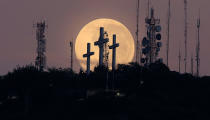 <p>The full moon is seen behind the hill of the three crosses in Cali, Colombia, Sept. 17, 2016. (Photo: Jaime Saldarriaga/Reuters) </p>