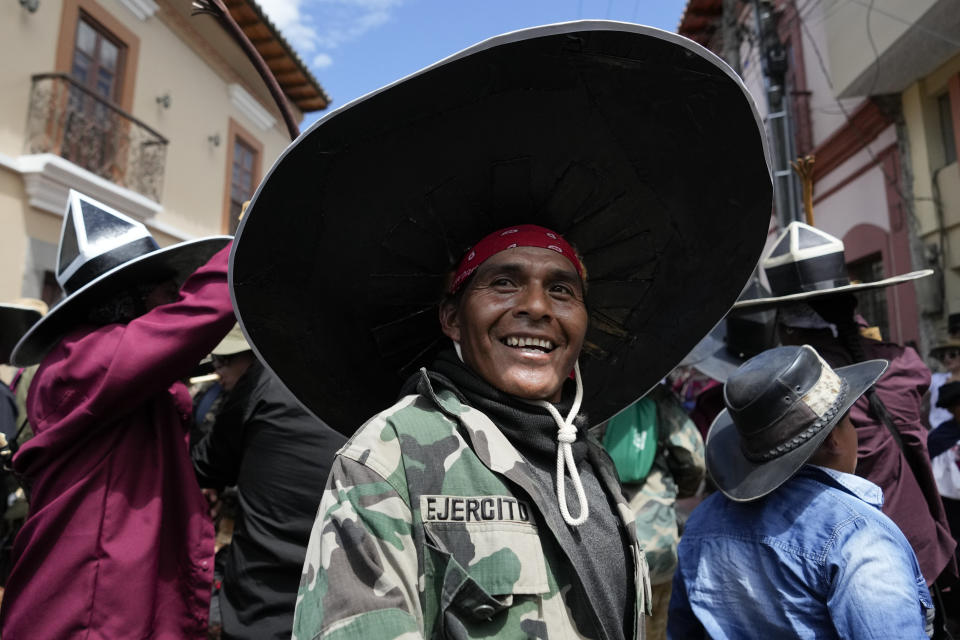 Un hombre llega a la Plaza de Cotacachi para agradecer al dios indígena inca del Sol por la cosecha durante el Inti Raymi, el el Festival del Sol, en una plaza en Cotacachi, Ecuador, el lunes 24 de junio de 2024. (AP Foto/Dolores Ochoa)