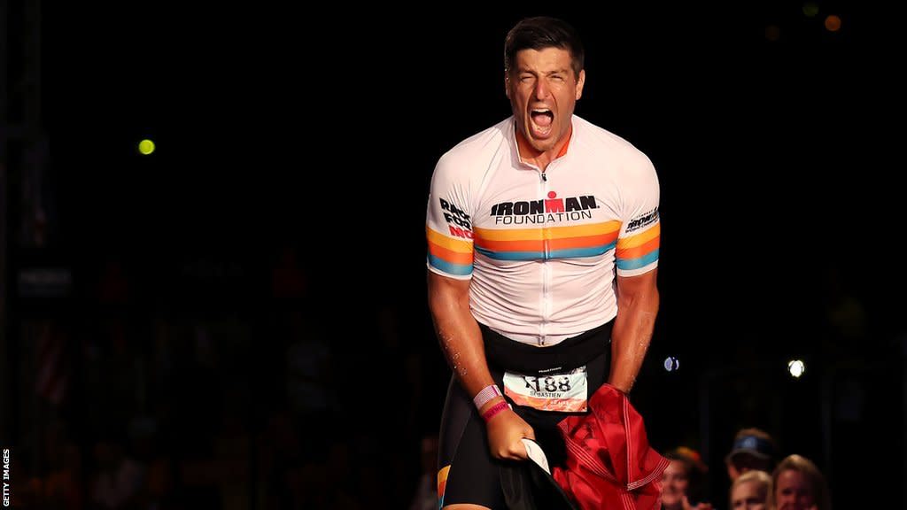 Sebastien Bellin celebrates en el Ironman de Kona