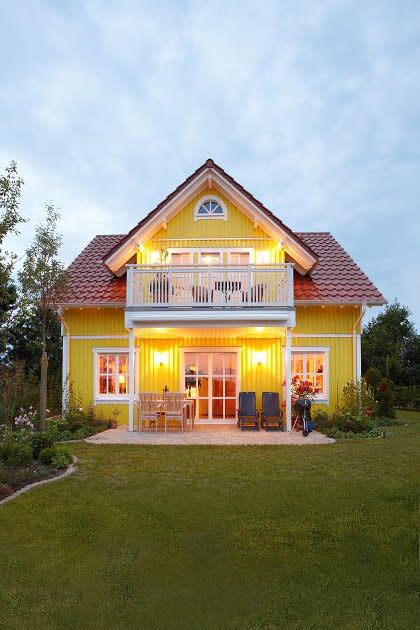 Das frei stehende Architekten-Haus „Blankenese“ verzaubert mit skandinavischem Charme. Die sonnengelbe Holzfassade ist liebevoll verziert, die halbkreisförmigen Sprossenfenster und die romantische Holzveranda mit aufgesetztem Balkon ziehen alle Blicke auf sich. Gerade für Familien ist dieses gemütliche Heim ideal. Ein Hauch von Luxus darf hier trotzdem nicht fehlen: Das große Schlafzimmer im Dachgeschoss führt in einen separaten Ankleideraum. Mehr dazu unter www.gussek-haus.de.