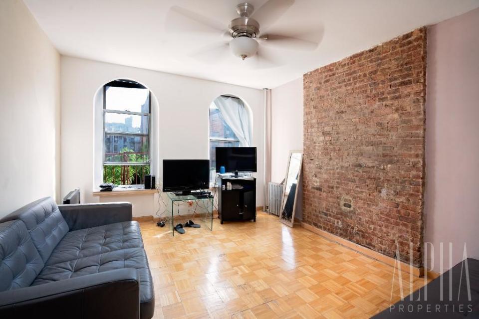 Example of flat in New York City listed for S$2,500 (Source: Zillow)