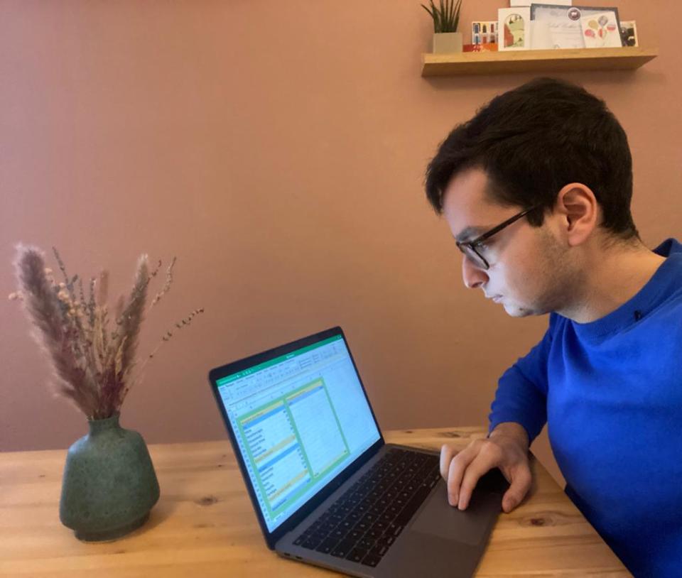 Business Insider-Reporter Leo Ginsburg an seinem Laptop mit dem Haushaltsbuch