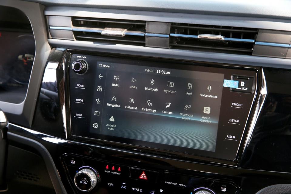 控檯上的9吋觸控多媒體影音主機，整合了車輛各項功能及多媒體系統的控制與調整機能，並可支援Apple CarPlay & Android Auto連接功能。