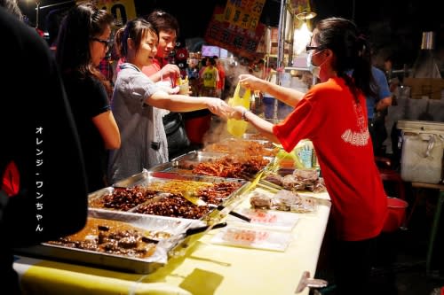 【台中散策食記】旱溪夜市 小師弟古早味滷味王│東區：滷雞腳、滷雞翅、麻油鴨米血還有好多通通50元來一份！軟嫩入味糖醬生香的吮指散步滷味～旱溪夜市必外帶小吃首選！