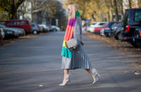 Este otoño-invierno di sí a los looks monocolor con falda plisada porque son una apuesta ganadora. En 2017 Sonia Lyson combinó la suya de Zara con una colorida bufanda XXL también de la firma española. (Foto: Christian Vierig / Getty Images)