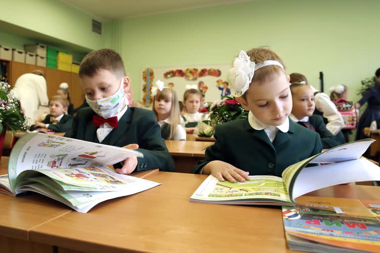 MOSCOW, RUSSIA - SEPTEMBER 1, 2020: First-grade students attend their first class at School 1502. Vyacheslav Prokofyev/TASS (Photo by Vyacheslav Prokofyev\TASS via Getty Images)