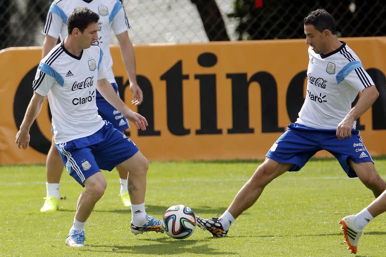 Maxi Rodríguez disputa la pelota con Lionel Messi, en un entrenamiento de la selección en Brasil 2014