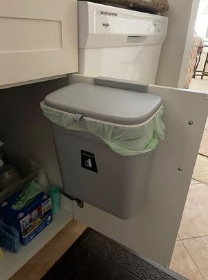 A small compost bin/trash can perfect for small spaces or ambitious cooks