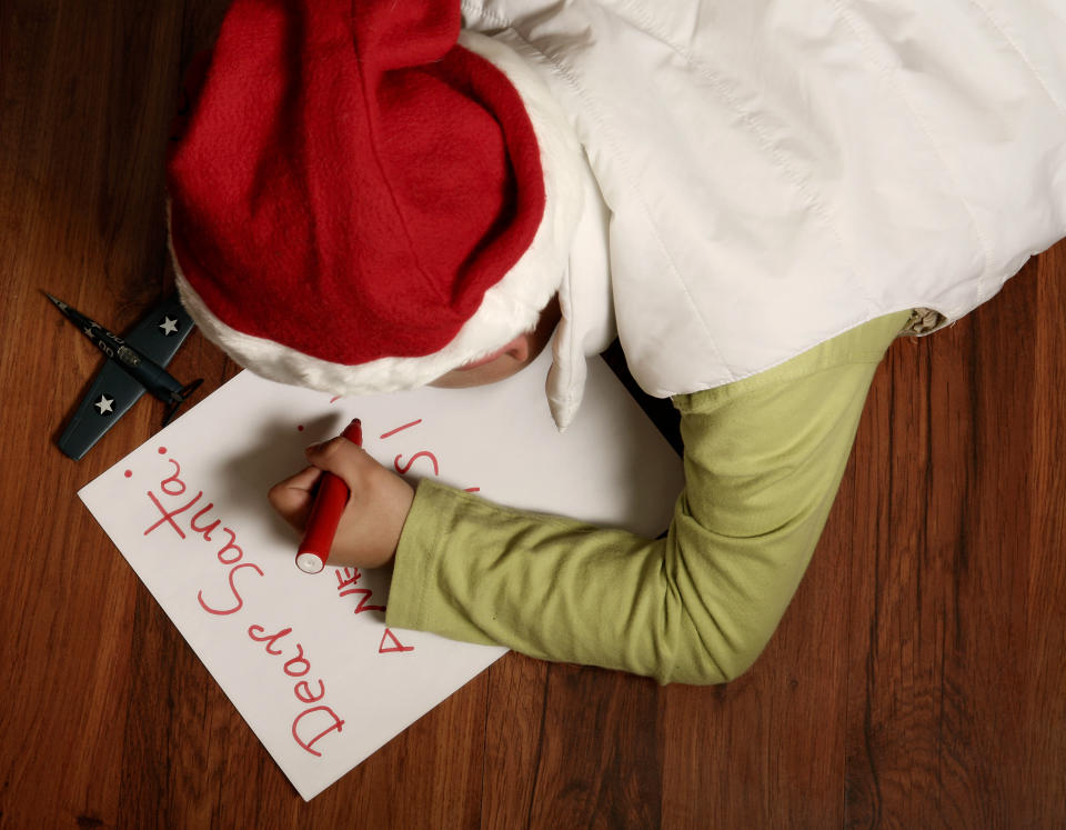 Kinder schreiben jedes Jahr Briefe an den Weihnachtsmann – nicht immer kann der auch Geschenke bringen. (Symbolbild: Getty Images)