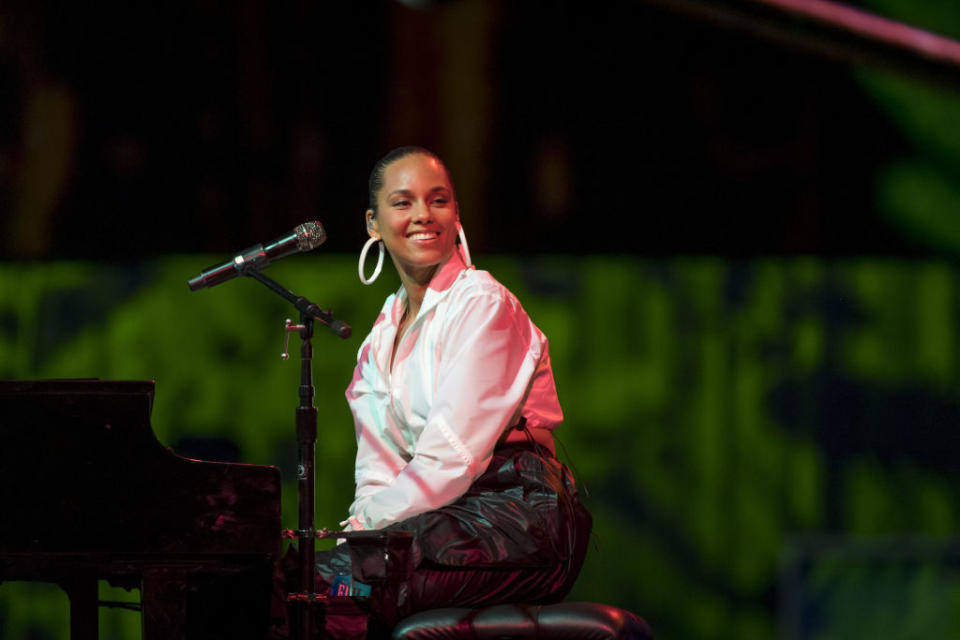 Non contente de présenter pour la seconde fois la cérémonie des Grammy Awards le 26 janvier prochain, Alicia Keys signera aussi son grand retour en ce début d'année 2020 avec un 7e album dont le titre n'a pas encore été dévoilé, mais dont le premier single "<em>Time Machine</em>", vient tout juste de faire son apparition ce mois-ci. Un titre aux sonorités R'n'B délivré par un clip old school qui annonce très probablement une orientation eighties pour ce nouveau projet musical. ©David Paul Morris/Bloomberg via Getty Images