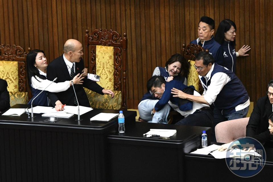 立院17日上演全武行，藍委陳菁徽一度遭綠委鍾佳濱擒抱後跌落主席台。